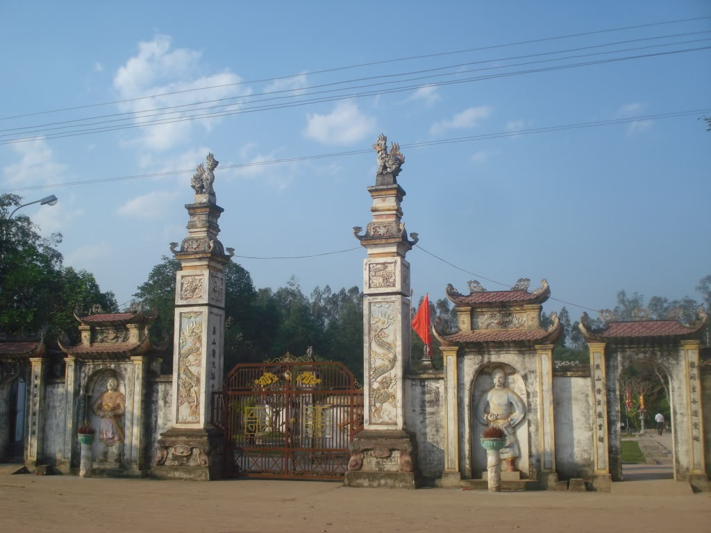 Lý Nhật Quang coi trọng việc phát triển kinh tế, khuyến khích, hướng dẫn nhân dân mở mang nghề nghiệp. Cùng việc chiêu dân, khai hoang, lập ấp, ông còn dạy cho dân chúng trồng trọt, dệt lụa, dệt vải... trở thành tổ sư của nhiều ngành nghề thủ công nghiệp ở Nghệ Tĩnh.