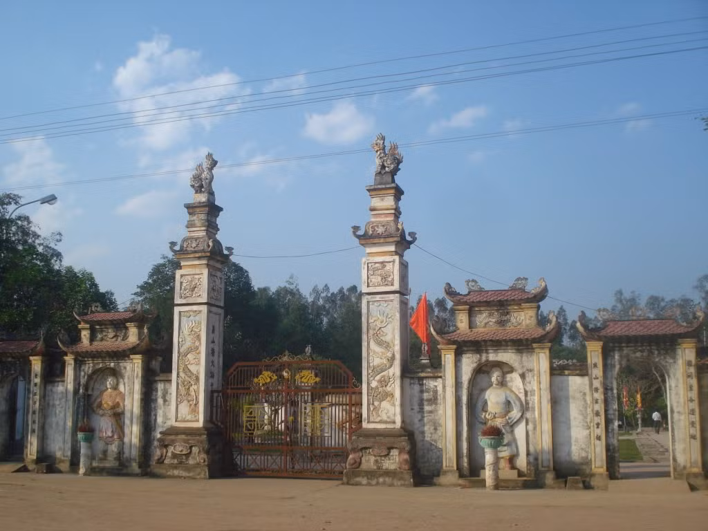 Lý Nhật Quang coi trọng việc phát triển kinh tế, khuyến khích, hướng dẫn nhân dân mở mang nghề nghiệp. Cùng việc chiêu dân, khai hoang, lập ấp, ông còn dạy cho dân chúng trồng trọt, dệt lụa, dệt vải... trở thành tổ sư của nhiều ngành nghề thủ công nghiệp ở Nghệ Tĩnh.