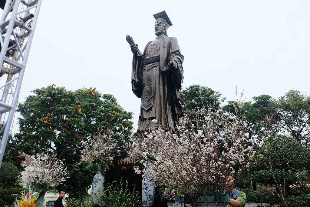 Theo sách Đại Việt sử ký toàn thư, Lý Nhật Quang là hoàng tử thứ 8 của vua Lý Thái Tổ, thân mẫu là hoàng hậu Trinh Minh. Theo các nhà nghiên cứu, ông cũng chính là cháu ngoại của vua Lê Đại Hành.