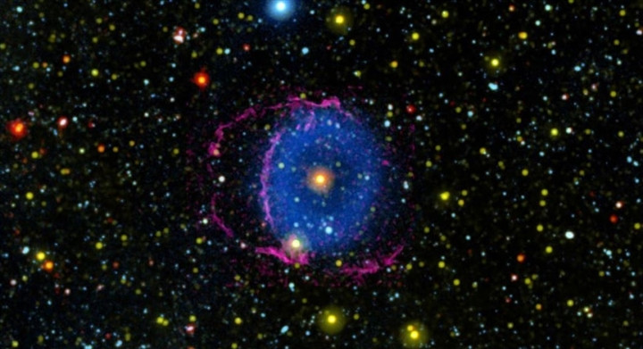 Tinh vân Vòng Xanh (Blue Ring) được cho là ở giai đoạn chưa từng được quan sát trước đó, xảy ra sau khi hai ngôi sao sáp nhập với nhau.