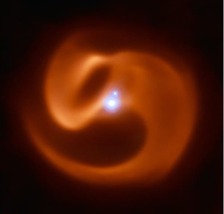 Hệ sao nhị phân Wolf-Rayet nằm cách Trái Đất 8.000 năm ánh sáng.