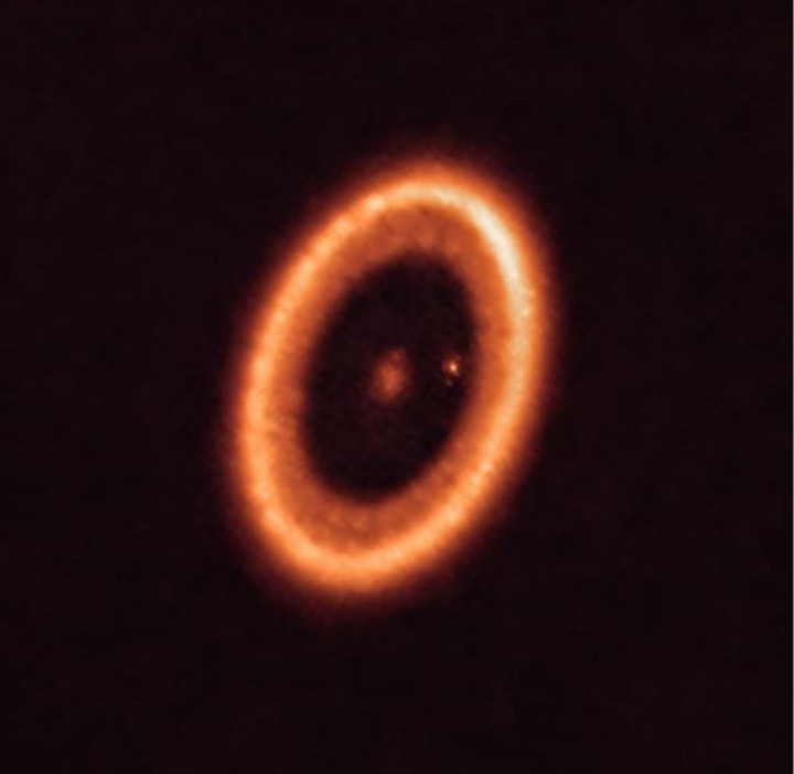 Hình ảnh được Kính thiên văn ALMA ở Chile chụp lại cho thấy hệ sao PDS 70 nằm cách đây 400 năm ánh sáng. Hệ sao này vẫn đang hình thành. Một trong các hành tinh trong hệ sao này có địa tạo mặt trăng quanh nó.