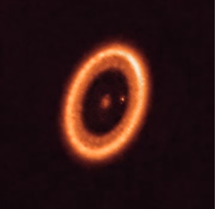 Hình ảnh được Kính thiên văn ALMA ở Chile chụp lại cho thấy hệ sao PDS 70 nằm cách đây 400 năm ánh sáng. Hệ sao này vẫn đang hình thành. Một trong các hành tinh trong hệ sao này có địa tạo mặt trăng quanh nó.