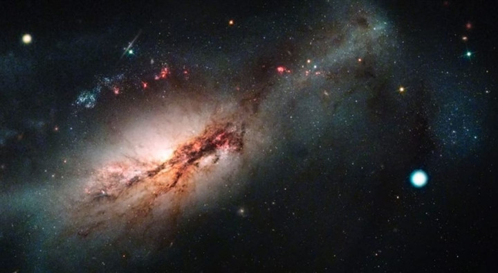 Hình ảnh này cho thấy siêu tân tinh 2018zd (điểm màu trắng lớn ở góc phải), một kiểu siêu tân tinh mới gọi là "bắt giữ electron". Phía bên trái bức ảnh là thiên hà NGC 2146.