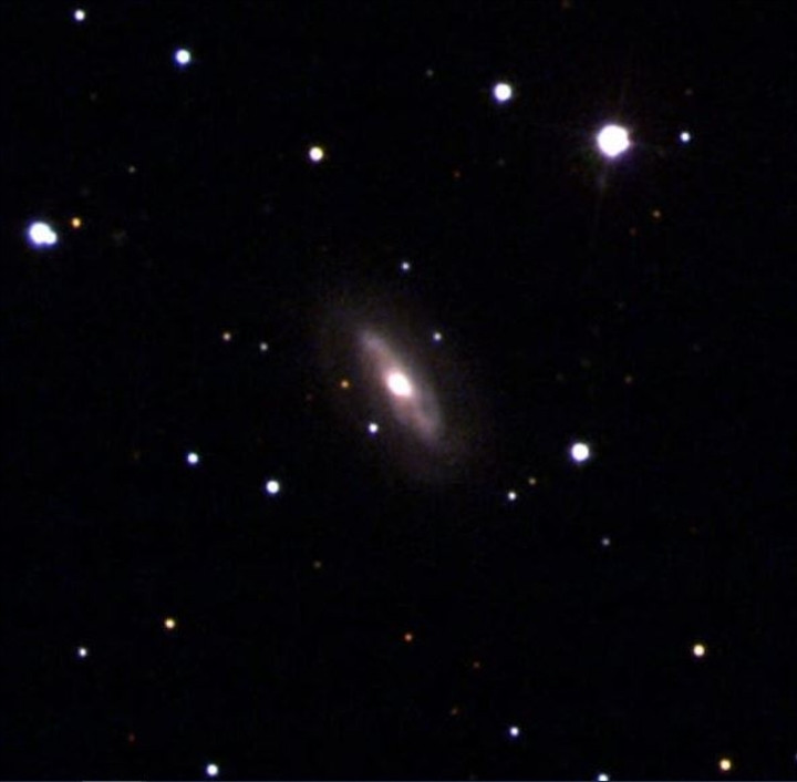 Hình ảnh từ Trạm quan sát bầu trời bằng kỹ thuật số Sloan cho thấy thiên hà J0437+2456 với một hố đen siêu nặng ở trung tâm dường như đang di chuyển.