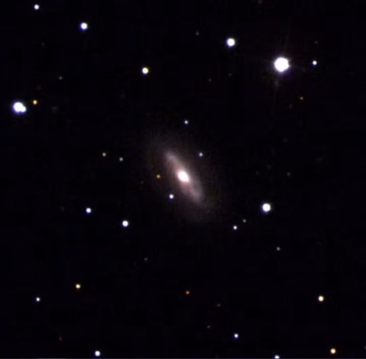 Hình ảnh từ Trạm quan sát bầu trời bằng kỹ thuật số Sloan cho thấy thiên hà J0437+2456 với một hố đen siêu nặng ở trung tâm dường như đang di chuyển.