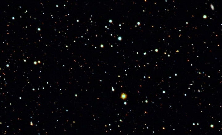 Hình ảnh này được kính thiên văn SkyMapper ghi lại cho thấy khu vực phụ cận của thiên hà lùn Tucana II.