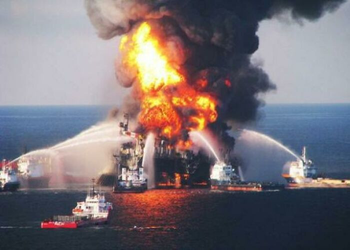 Ngày 20/4/ 2010, giàn khoan Deepwater Horizon gặp sự cố và bốc cháy một cách thảm khốc. Hệ quả của nó gây ra tràn dầu ở một khu vực rộng lớn trong vịnh Mexico.