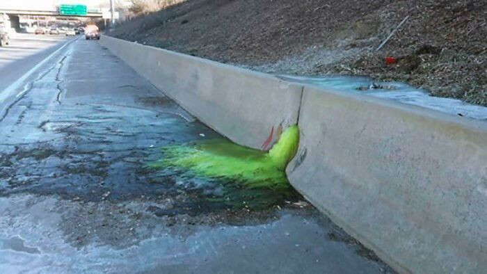 Tháng 12/2019 ở Detroit (Mỹ), một lượng lớn Chromium-6 rò rỉ vào lòng đất bởi một cơ sở lưu trữ hóa chất chứa nó không đúng cách. Mọi chuyện chỉ được phát hiện sau khi hóa chất bị rò rỉ ra đường cao tốc gần đó.