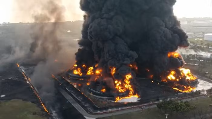 Chuỗi vụ nổ lớn liên hoàn đã xảy ra tại nhà máy lọc dầu Balongan ở khu vực Indramayu, tỉnh Tây Java, Indonesia ngày 29/3/2021.