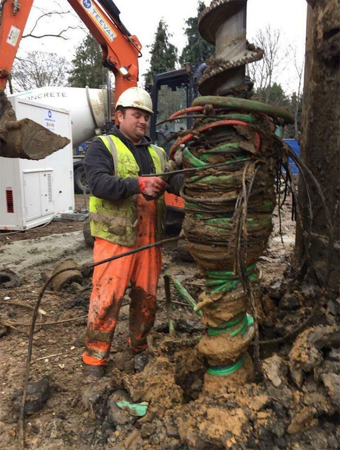 Ngày 19/12/2019, một mũi khoan nhầm chỗ đã loại bỏ kha khá dây mạng Internet của thành phố London, Anh