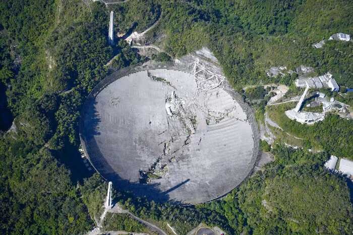 Kính viễn vọng vô tuyến Arecibo vỡ nát sau khi nền tảng nâng đỡ bị sụp đổ, ảnh ngày 30/11/2020.