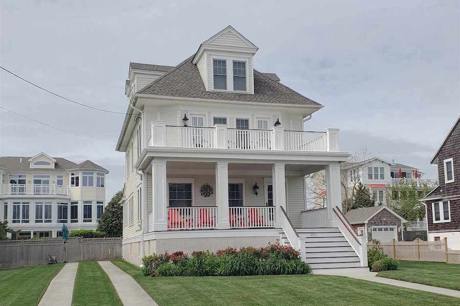 Một ngôi nhà quá kín, âm u mờ mịt, ban ngày ban mặt cũng phải bật đèn sẽ khiến âm khí thịnh tài lộc của chủ nhà dễ bị sa sút và sự nghiệp của gia chủ cũng bị ảnh hưởng xấu khó lòng thăng tiến trong công việc. Chính vì vậy, khi xây dựng nhà ở người ta thường chú trọng yếu tố "tàng phong, tụ khí", tức là gió mang tài lộc đến, tụ lại trong căn nhà, cân bằng âm dương khiến khí vận gia chủ cân bằng, cân bằng tạo tiền đề cho phát triển cho tài lộc trong nhà.