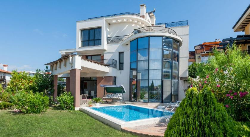 Nhà có nhiều cây xanh thoáng mát: Một ngôi nhà tốt về phong thủy cần có cây cối xung quanh. Bởi cây cối sẽ mang lại sinh khí và tài lộc cho ngôi nhà nên một căn nhà có nhiều cây xanh vừa thông gió, thoáng mát sẽ tạo ra sự cân bằng âm dương cho ngôi nhà bạn ở. Đặc biệt, cây xanh tốt cho sức khỏe con người, đồng thời giúp đón vượng khí vào nhà giúp gia chủ làm ăn phát đạt, cuộc sống dễ dàng thăng tiến.