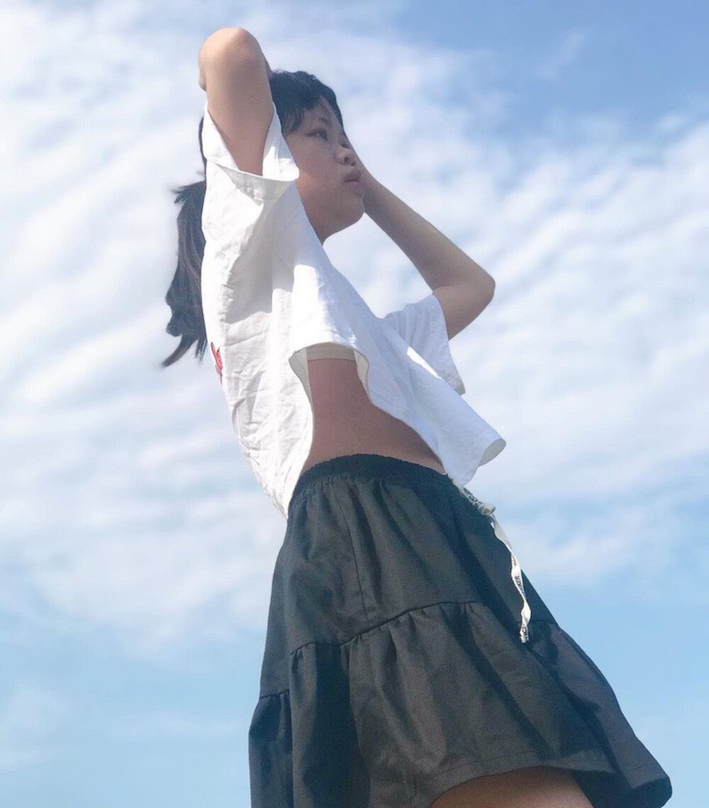 Chưa kể, Thanh Nga Bento còn diện những bộ váy hai dây mà theo nhiều người là không hợp với cơ thể cũng như độ tuổi của cô bạn.