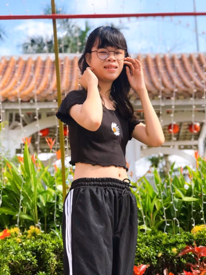 Thời gian gần đây, hiện tượng mạng Thanh Nga Bento gây sốt trở lại nhưng không phải bởi những câu thả thính mặn mà bị netizen nhắc nhở cách ăn mặc.