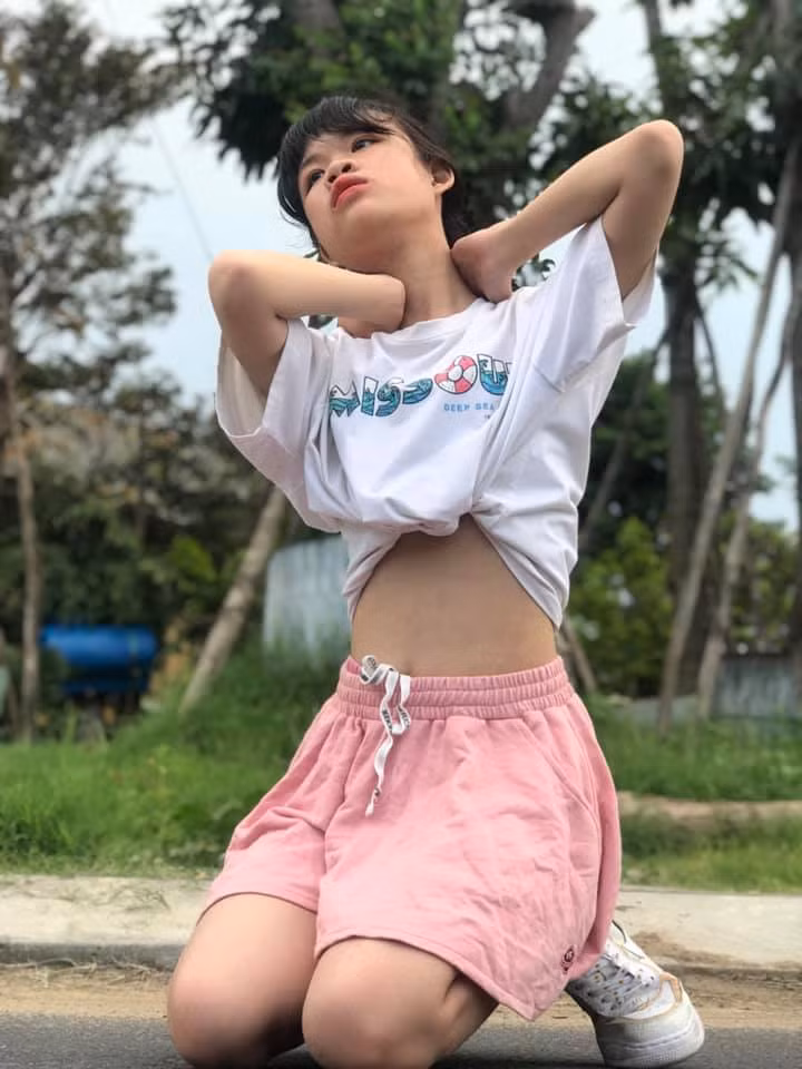 Thay vì phong cách dễ thương, kín đáo với những bộ đồ học sinh như trước, Thanh Nga Bento đổi sang những chiếc váy hở bạo ngắn cũn cỡn.