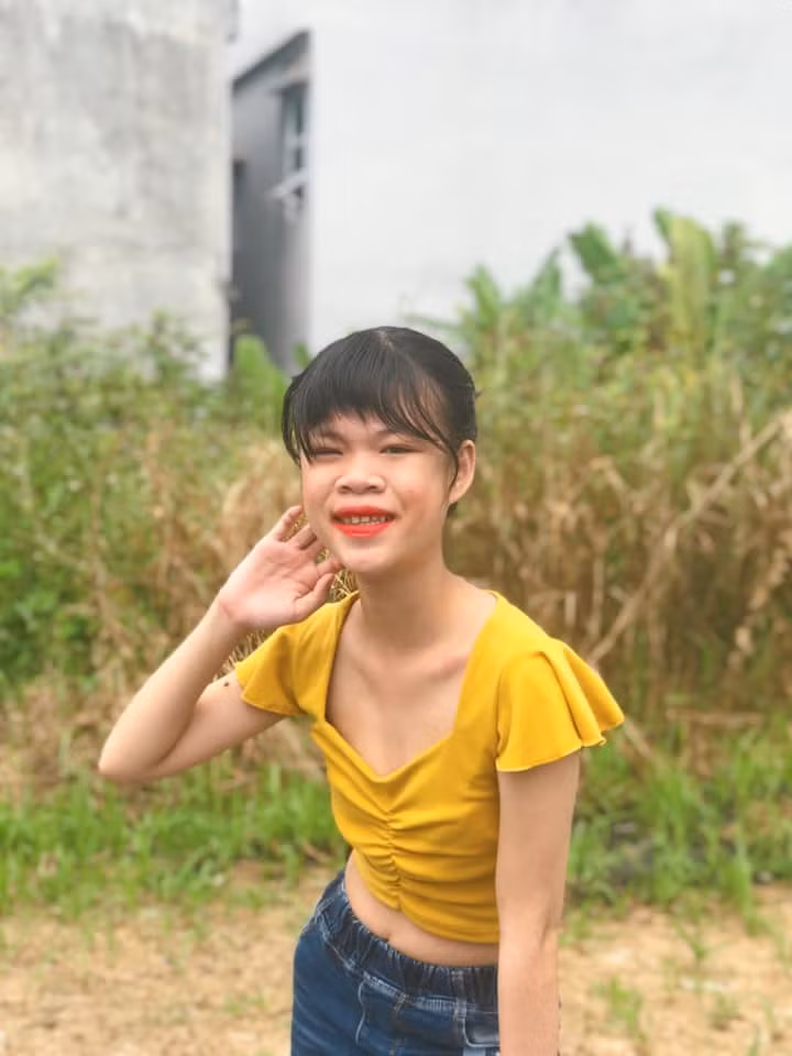 Không còn đáng yêu, hiện tượng mạng Thanh Nga Bento dần thay đổi phong cách thời trang theo hướng quyến rũ, hở bạo hơn.