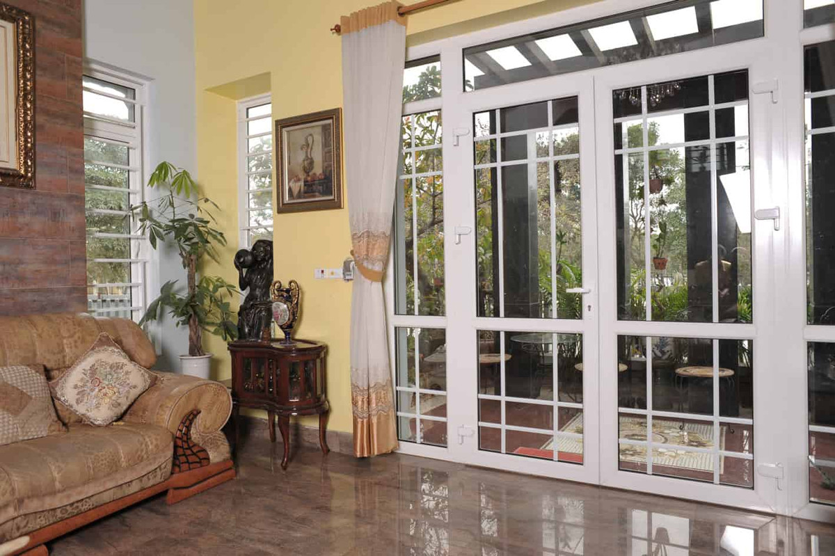 Ánh sáng đầy đủ. Ánh sáng là một trong những yếu tố quan trọng hàng đầu trong phong thủy. Sự thực chứng minh, những ngôi nhà sáng sủa, tất cả các phòng đều tràn đầy ánh sáng thì cả gia đình sẽ gặp nhiều điều thuận lợi, có sức khỏe tốt, tinh thần hăng hái, hóa giải được nhiều loại sát khí.