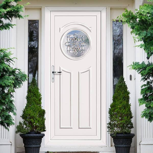 Cửa chính vững, không bay màu sơn. Cửa chính là một nơi rất quan trọng, có thể coi đây cũng như bộ mặt của ngôi nhà. Bạn cần phải đặc biệt chú ý đến cửa chính của nhà mình. Nếu như cửa chính được lắp đặt từ lâu nhưng vẫn bền vững, lớp sơn, lớp gỗ không bị bong tróc, bay màu thì tức là ngôi nhà bạn đang ở cũng có phong thủy rất tốt. Theo phong thủy nhà ở, cửa là nơi con người ra vào, giao lưu với vạn vật, vì thế, cửa mà vững chắc thì sự nghiệp của bạn ổn định, dễ gặp được quý nhân trợ giúp.