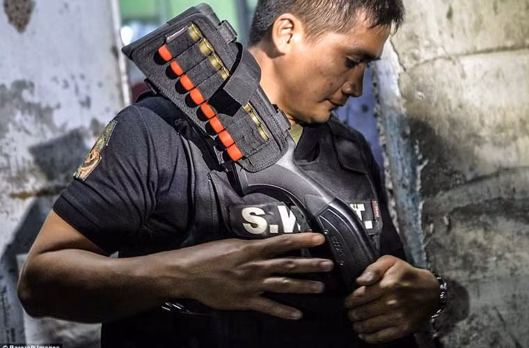 Một cảnh sát Philippines tham gia truy bắt tội phạm ma túy.