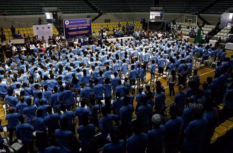 Hàng trăm người đang ra trình diện cảnh sát và thề không sử dụng và buôn bán ma túy.