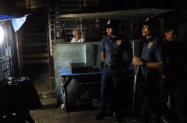 Cảnh sát hiện diện tại hiện trường một vụ đột kích vào nhà những kẻ buôn bán ma túy.