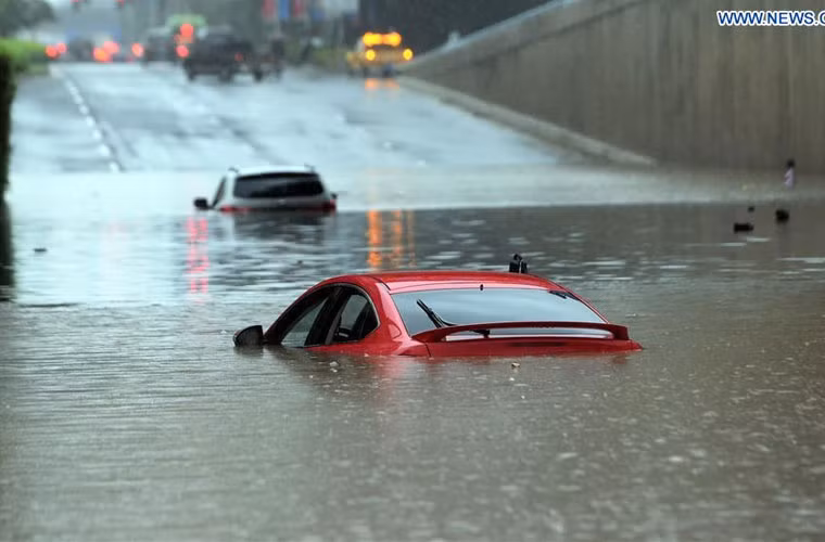 Xe ô tô bị ngập nước ở Hải Khẩu.