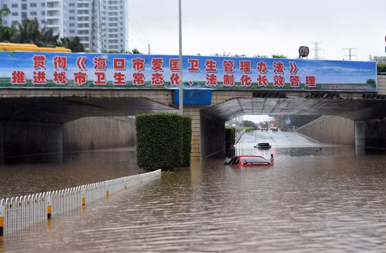 Nước ngập lênh láng dưới cầu vượt ở Hải Khẩu.