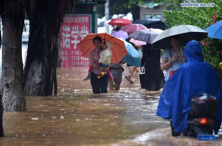 Nước ngập đến ngang đầu gối ở Hải Khẩu hôm 18/8.