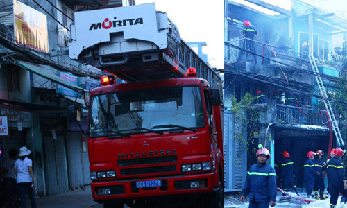 Xe thang chuyên dụng cũng được điều động tham gia chữa cháy căn nhà cao tầng.