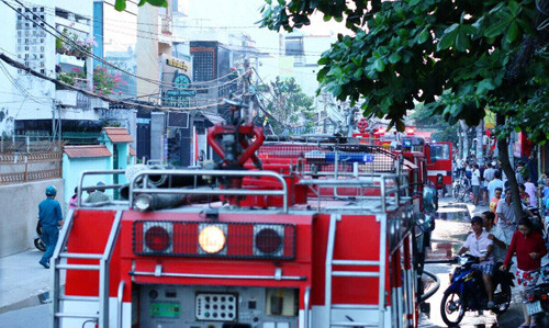 Nhiều xe cứu hỏa cùng hàng chục Cảnh sát PCCC đến hiện trường dập tắt đám cháy căn nhà 2 tầng lầu ở TP.HCM sáng nồng 5 Tết.