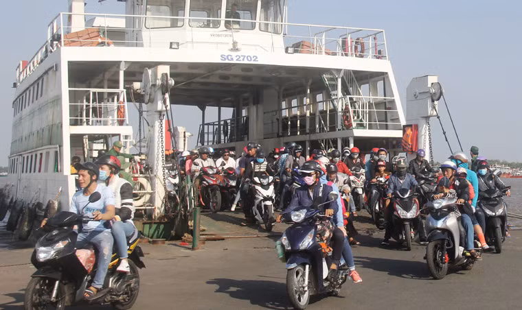 Ban giám đốc bến Phà Cát Lái cũng cho biết, lượng khách qua bến ngày 19/2 (mùng 4 Tết) đạt gần 90.000 lượt, lượng khách qua phà vào ngày 20/2 có giảm hơn đạt khoảng 75.000 lượt khách. Do lượng khách còn về rải rác trong những ngày trong tuần nên 2 đầu bến không xảy ra tình trạng ùn tắc giao thông kéo dài như những năm trước.