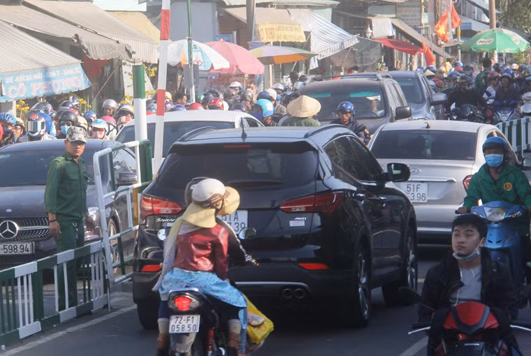 Trong khi đó, tại bến phà Cát Lái (phía bờ huyện Nhơn Trạch, tỉnh Đồng Nai), hàng vạn phương tiện, đa số là xe máy ào ạt đổ về suốt từ xế chiều cho đến khi trời tối vẫn chưa có dấu hiệu giảm dù bến phà đã huy động toàn bộ nhân lực cũng như phương tiện, trong đó có nhiều chiếc phà công suất lớn để giải toả hành khách.