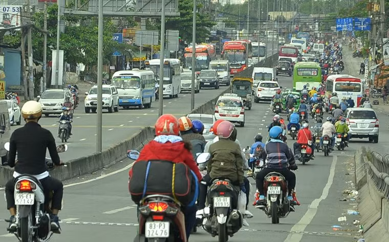 Trên QL1A, cửa ngõ từ các tỉnh Miền Tây, hàng vạn người điều khiển xe máy mang biển số các tỉnh Cần Thơ, Hậu Giang, Sóc Trăng, Trà Vinh, Bạc Liêu, Kiên Giang, Cà Mau, Đồng Tháp, Vĩnh Long, An Giang...với lỉnh kỉnh hành lý ồ ạt đổ về TP.HCM.