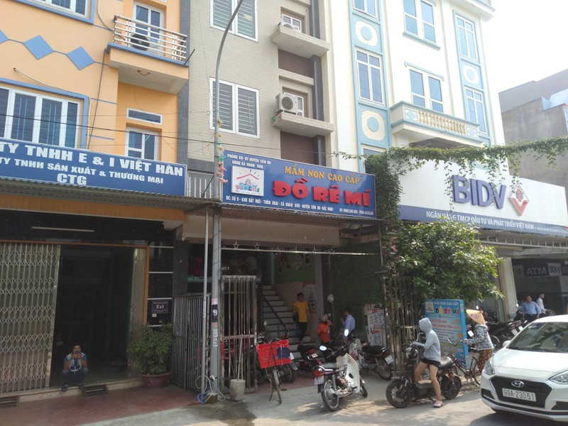 Be 3 tuoi bi bo quen tren xe truong Do Re Mi: Hoi Bo truong Nha sao giao duc lien hoan scandal?