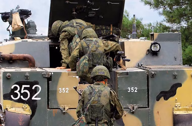 Với thiết kế này đảm bảo cho binh sĩ quân dù an toàn khi ra ngoài chiến trường giữa làn đạn đối phương.