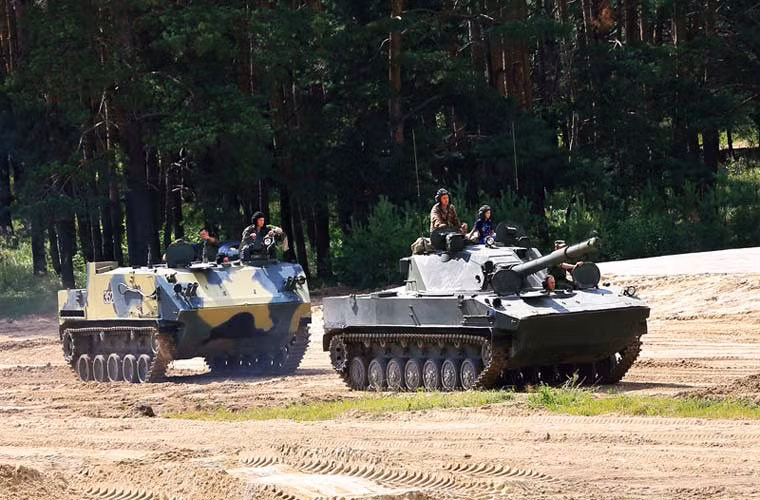 Hồi đầu năm nay, Quân đội Nga đã nhận bàn giao 12 xe chiến đấu đổ bộ đường không BMD-4M và 12 xe thiết giáp BTR-MDM thế hệ mới cho lính dù Nga (VDV). Số xe này hiện nằm ở Sư đoàn đổ bộ đường không 106 phục vụ việc huấn luyện binh sĩ tác chiến với mẫu xe mới này.