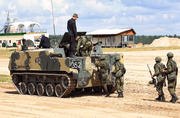 Các binh sĩ lính dù Nga leo vào xe thiết giáp BTR-MDM chuẩn bị cho hoạt động huấn luyện chiến đấu với phương tiện mới.