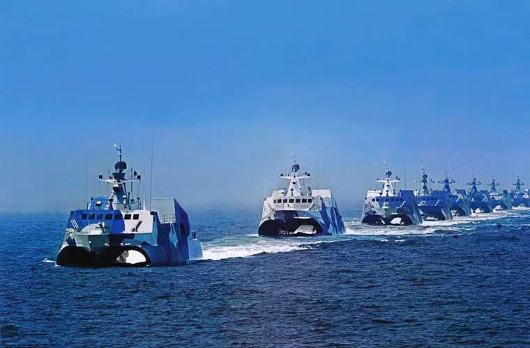 Cuộc tập trận diễn ra trong bối cảnh Trung Quốc tăng cường thực hiện những động thái phô diễn sức mạnh và tiến hành lấn biển, cải tạo nhiều bãi đá trên Biển Đông để tuyên bố chủ quyền phi lý của mình đối với khu vực.