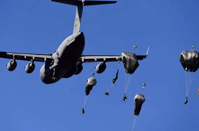Lính Mỹ nhảy dù từ máy bay.