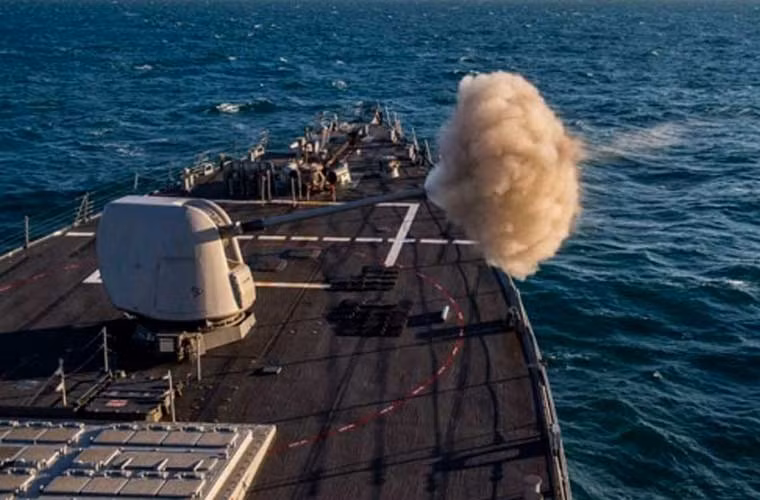 Pháo hạm Mk45 127mm của tàu khu trục USS Fitzgerald khai hỏa tại Talisman Sabre 2015.