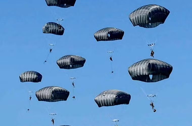 Những lính dù Mỹ trên bầu trời QueensLand, Australia.