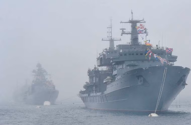 Đội tàu mặt nước chủ lực của Hạm đội Thái Bình Dương gồm: một tàu tuần dương Varyag; 4 tàu chống ngầm cỡ lớn và một tàu khu trục tên lửa đa năng. Ngoài ra, còn một số tàu tên lửa nhỏ, tàu đổ bộ, tàu do thám, huấn luyện, quét mìn.