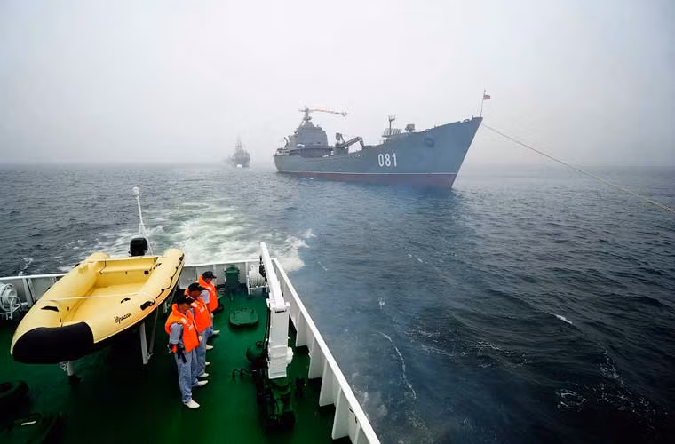 Tàu đổ bộ lớn Nikolay Vilkov (081) thuộc Project 1171 Tapir có lượng giãn nước toàn tải 4.700 tấn, dài hơn 110m, chở được 300-400 lính hoặc 20 xe tăng hoặc 40 xe thiết giáp hoặc 1.000 tấn hàng hóa.