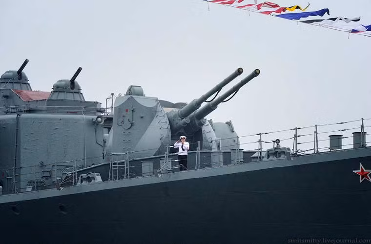 Đại pháo hạm 130mm trên tàu tuần dương Varyag.