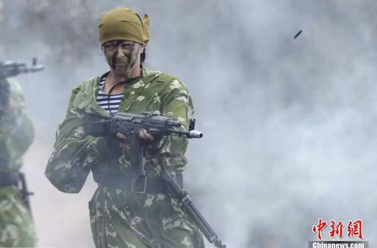 Trong ảnh, lính thủy đánh bộ Hạm đội Thái Bình Dương phô diễn kỹ năng chiến đấu trên đất liền.