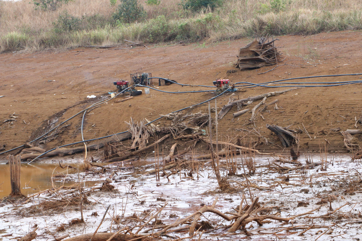 Máy bơm nước của các hộ nông dân phải hoạt động cầm chừng, luân phiên để có đủ nước tưới. 
