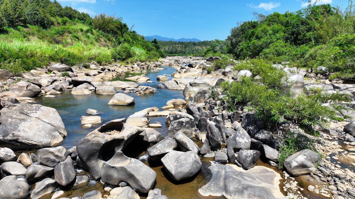 Một dòng suối còn sót lại ít nước