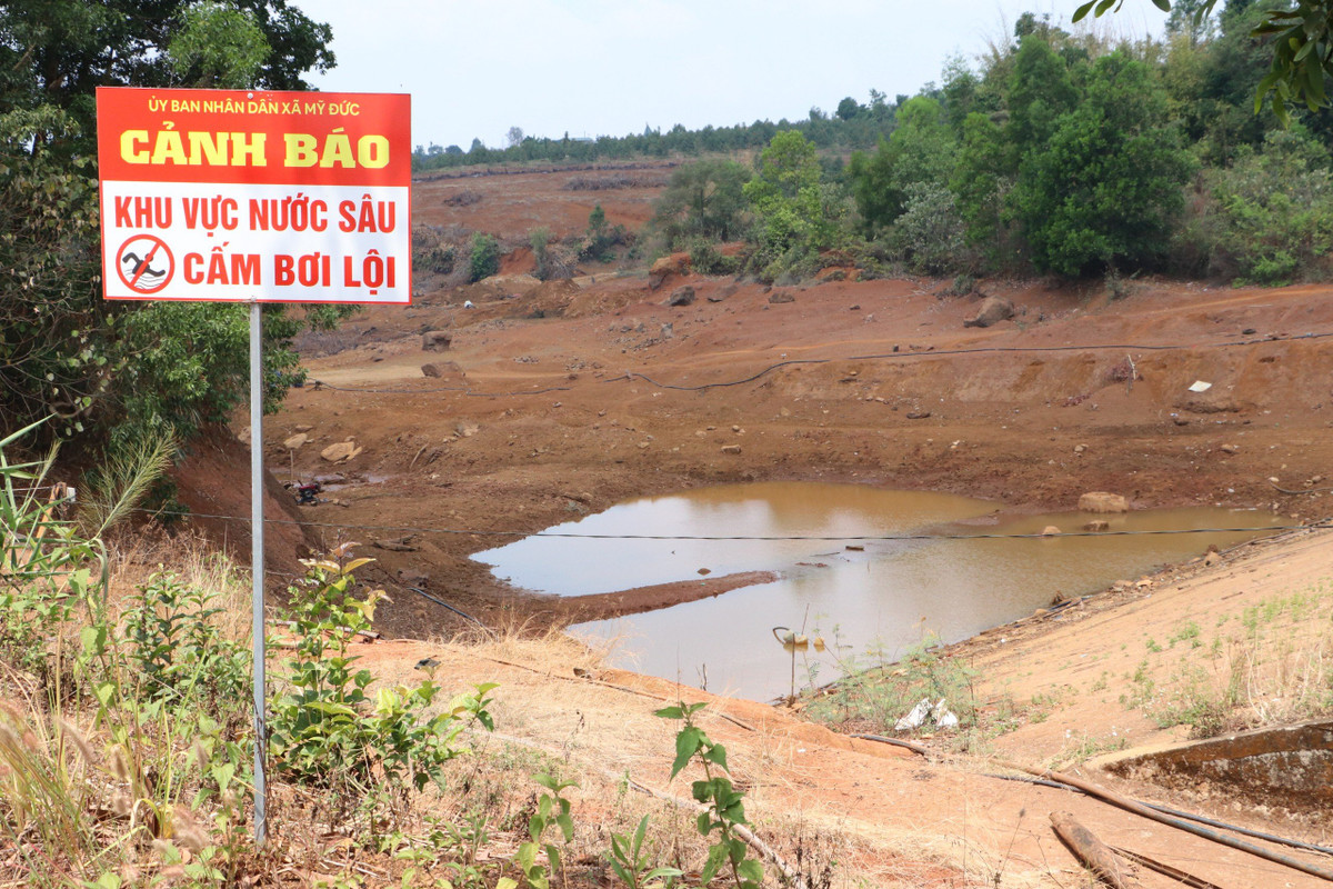 Hồ nước này từng là khu vực nước sâu, giờ cạn như vũng trâu đầm